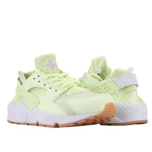 Nike Air Huarache Size 5 Women’s